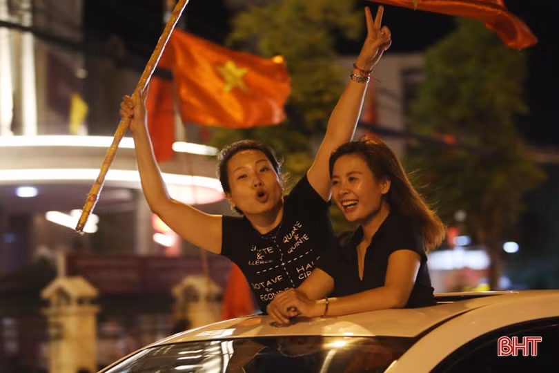 Người dân Hà Tĩnh xuống đường mừng chiến thắng lịch sử của Olympic Việt Nam