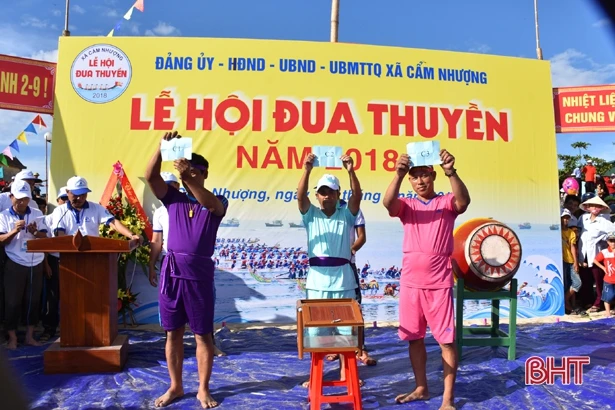 Náo nức lễ hội đua thuyền Cẩm Nhượng chào mừng Quốc khánh 2/9