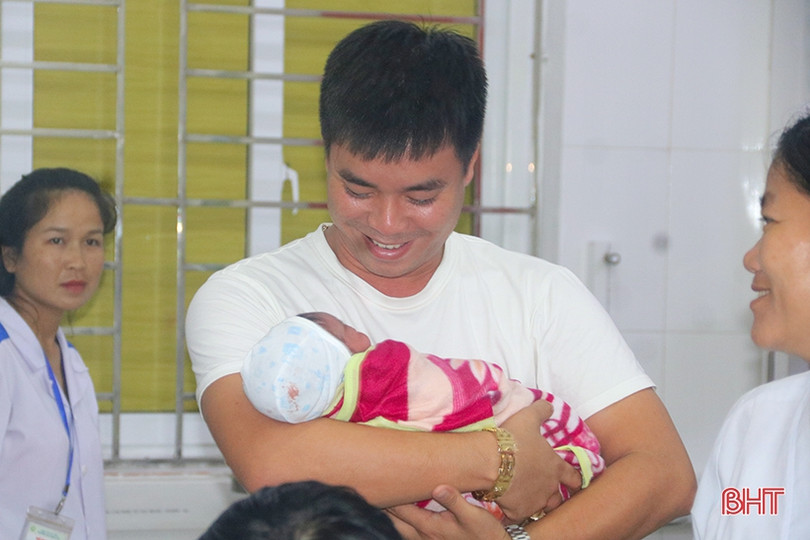 Em bé Hà Tĩnh sinh ngày 2/9 được đặt tên Quốc Khánh