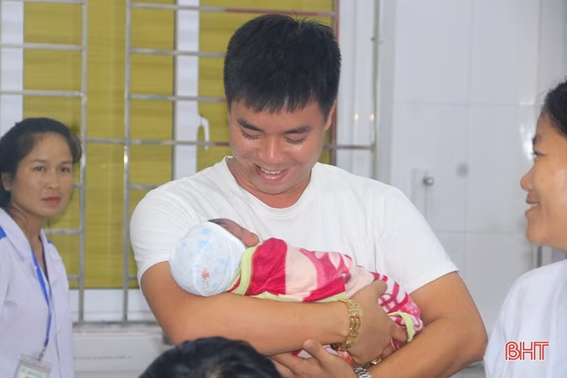 Em bé Hà Tĩnh sinh ngày 2/9 được đặt tên Quốc Khánh