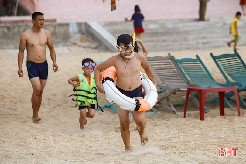 Biển Hà Tĩnh tấp nập du khách đến nghỉ lễ Quốc khánh