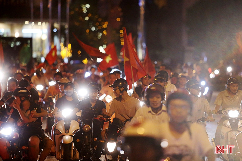 Người dân Hà Tĩnh xuống đường mừng chiến thắng lịch sử của Olympic Việt Nam