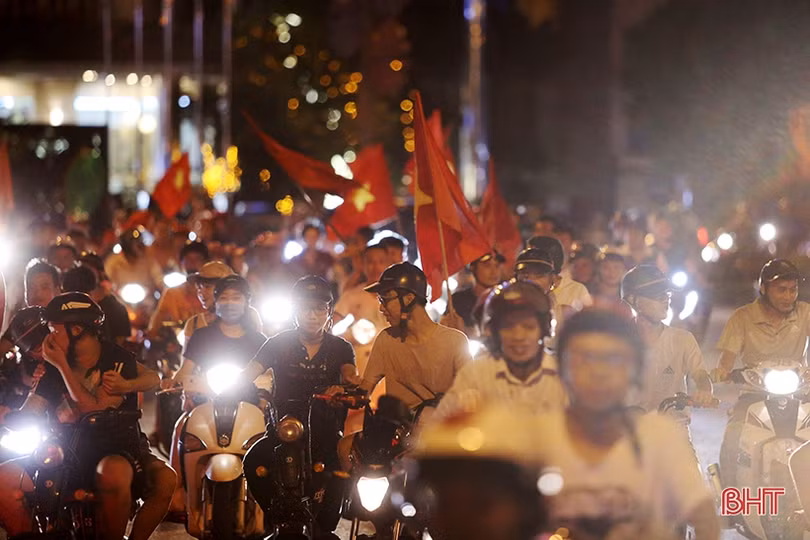 Người dân Hà Tĩnh xuống đường mừng chiến thắng lịch sử của Olympic Việt Nam