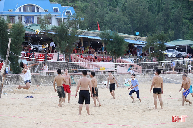 Biển Hà Tĩnh tấp nập du khách đến nghỉ lễ Quốc khánh