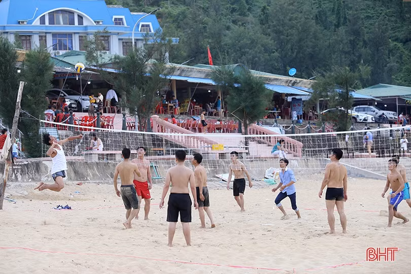 Biển Hà Tĩnh tấp nập du khách đến nghỉ lễ Quốc khánh