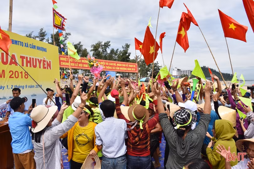 Vui như lễ hội đua thuyền mừng Quốc khánh!