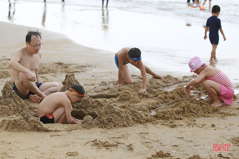 Biển Hà Tĩnh tấp nập du khách đến nghỉ lễ Quốc khánh