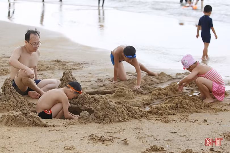 Biển Hà Tĩnh tấp nập du khách đến nghỉ lễ Quốc khánh