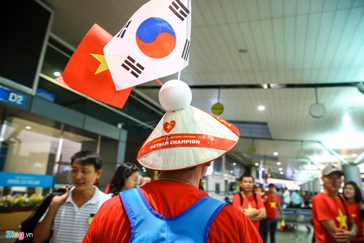 Người hâm mộ ùn ùn đi “tiếp lửa” cho Olympic Việt Nam