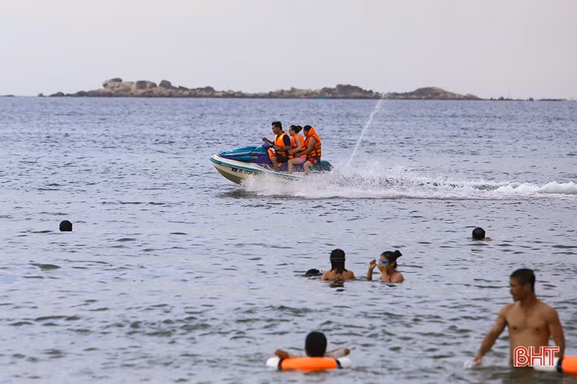 Biển Hà Tĩnh tấp nập du khách đến nghỉ lễ Quốc khánh