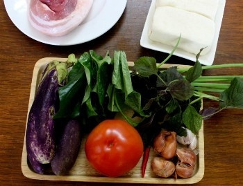 Canh cà tím nấu thịt ba chỉ, món dân dã mà ngon