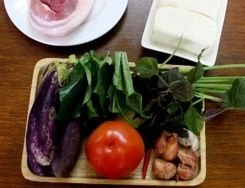 Canh cà tím nấu thịt ba chỉ, món dân dã mà ngon