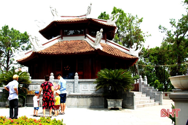 Gần 1.000 lượt khách thăm viếng Đền thờ cố Tổng Bí thư Lê Duẩn