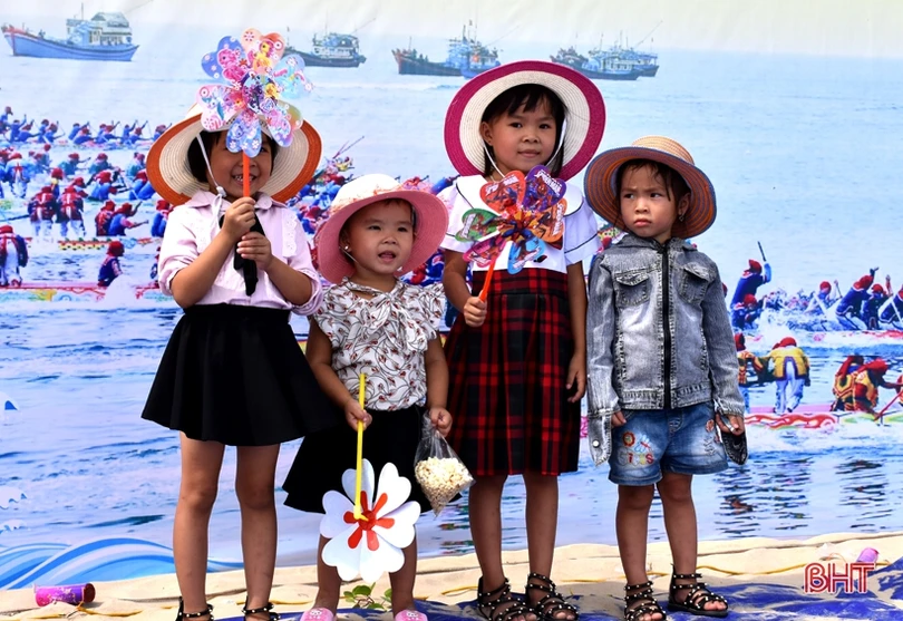 Vui như lễ hội đua thuyền mừng Quốc khánh!