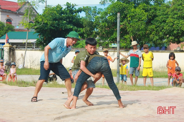 Sôi động sới vật Thuần Thiện mừng ngày Quốc khánh