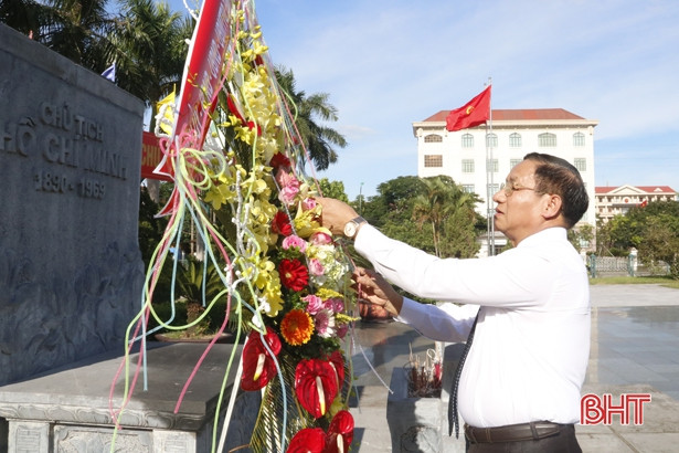 Lãnh đạo Hà Tĩnh dâng hương tưởng niệm Chủ tịch Hồ Chí Minh nhân dịp Quốc khánh 2/9