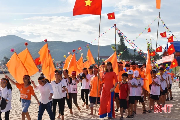 Náo nức lễ hội đua thuyền Cẩm Nhượng chào mừng Quốc khánh 2/9