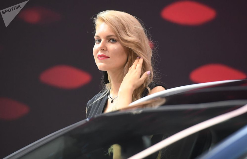 Những bóng hồng khoe sắc tại triển lãm ôtô quốc tế Moscow 2018