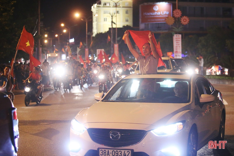 Người dân Hà Tĩnh xuống đường mừng chiến thắng lịch sử của Olympic Việt Nam