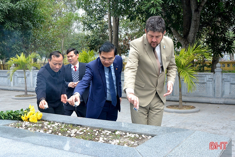 Đoàn công tác UNESCO tham quan các di tích Nguyễn Du và Nguyễn Công Trứ