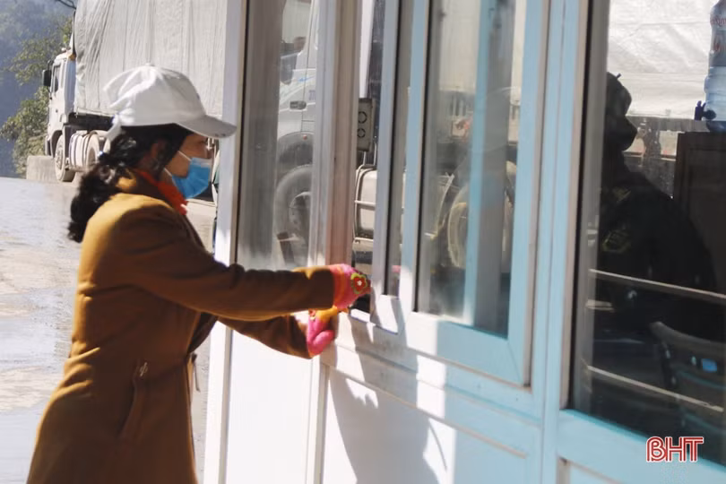 Công dân nhập cảnh qua Cửa khẩu Cầu Treo tăng, lực lượng chức năng tập trung phòng dịch