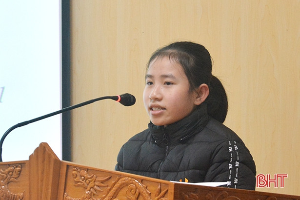 Trao học bổng Dẫn ánh bình minh” cho học sinh nghèo học giỏi