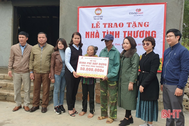 Co.opmart Hà Tĩnh hỗ trợ 100 triệu đồng xây nhà tình nghĩa ở Kỳ Anh