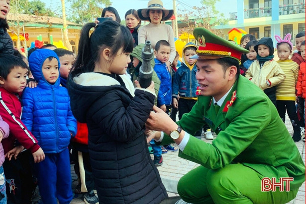 Trang bị kỹ năng phòng, chống cháy nổ cho trẻ mầm non ở Hương Sơn