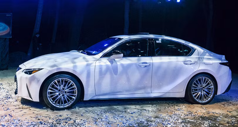 Lexus IS 2021 ra mắt tại Việt Nam, giá từ 2,13 tỷ