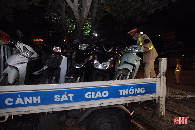 CSGT Hà Tĩnh ứng phó ra sao khi có người lập nhóm báo chốt đo nồng độ cồn?