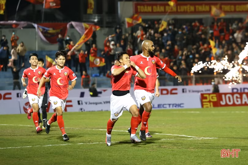 Đá hỏng 2 quả penalty, HLHT trắng tay trên sân nhà trước Than Quảng Ninh