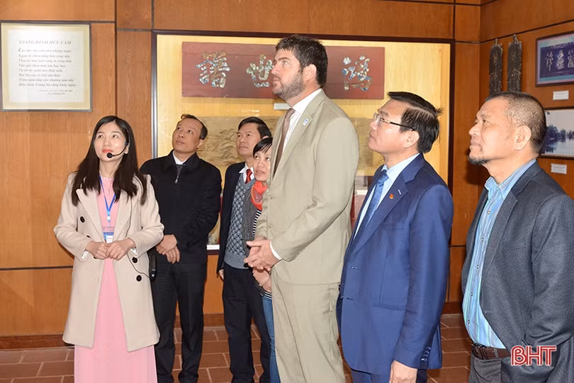 Đoàn công tác UNESCO tham quan các di tích Nguyễn Du và Nguyễn Công Trứ