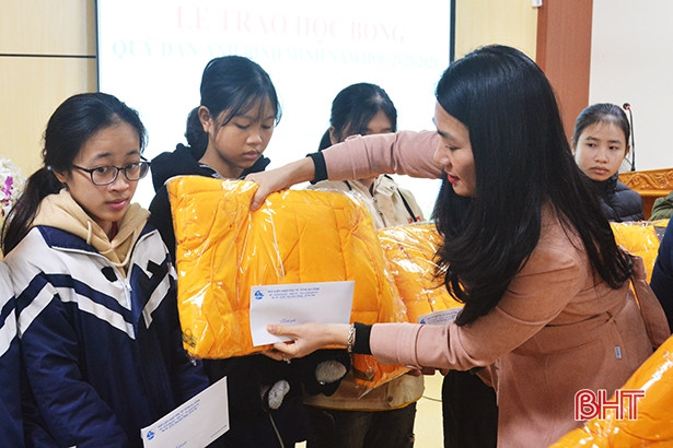 Trao học bổng Dẫn ánh bình minh” cho học sinh nghèo học giỏi