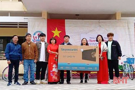 Hội phụ huynh ở Hà Nội tặng quà cho học sinh Hà Tĩnh có hoàn cảnh khó khăn