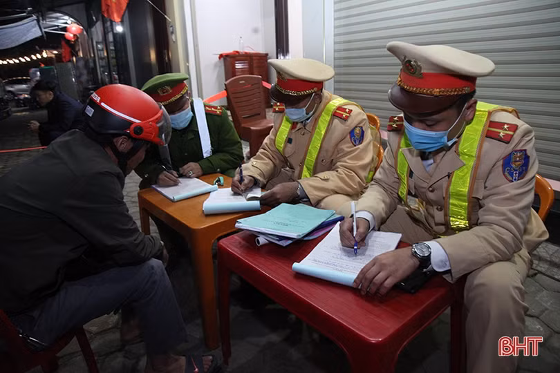 CSGT Hà Tĩnh ứng phó ra sao khi có người lập nhóm báo chốt đo nồng độ cồn?