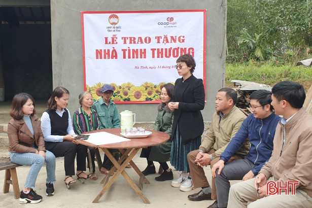 Co.opmart Hà Tĩnh hỗ trợ 100 triệu đồng xây nhà tình nghĩa ở Kỳ Anh