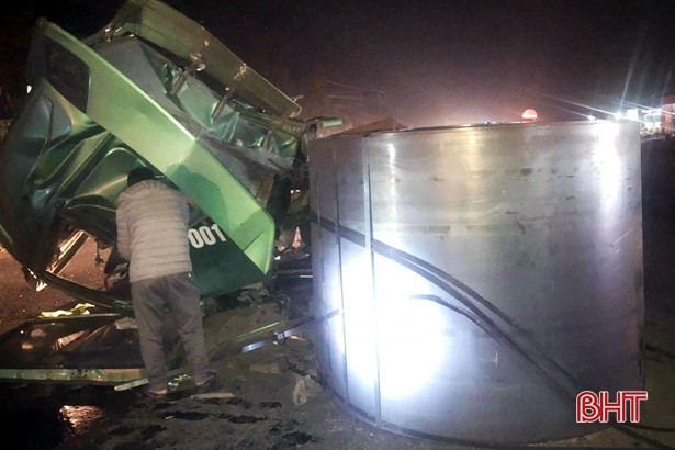 Tránh xe máy, xe đầu kéo văng cuộn thép lớn xuống đường