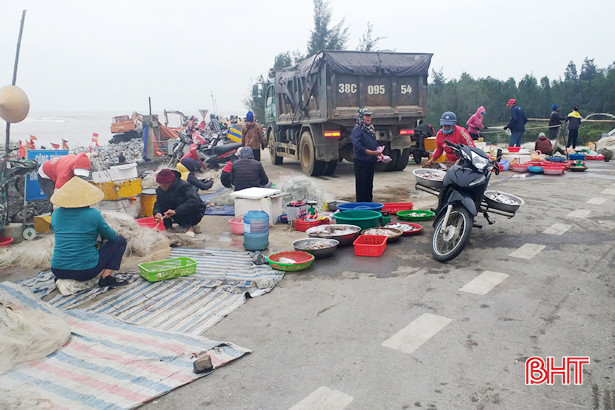 Chợ hải sản tự phát cản trở giao thông trên đường ven biển Hà Tĩnh