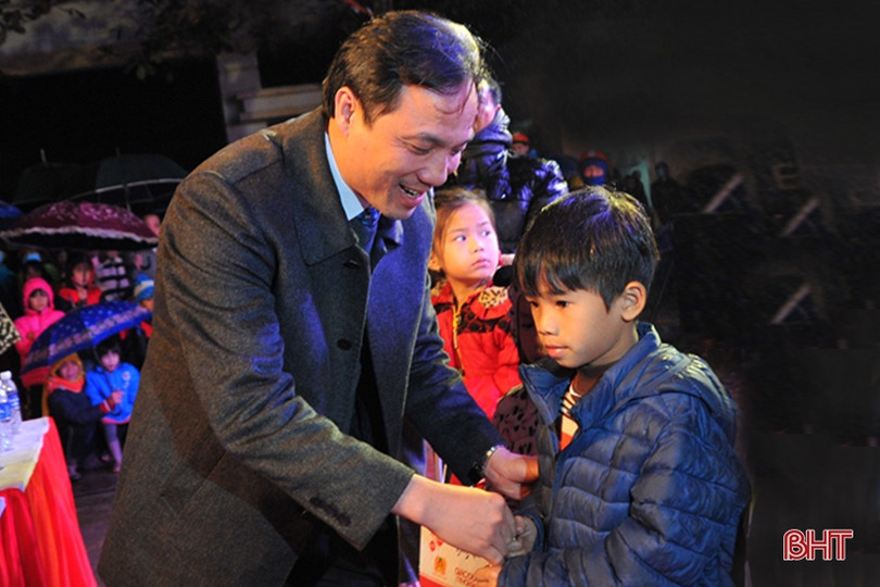 BIDV Hà Tĩnh trao tặng 66 chiếc tivi cho các trường học ở Hương Sơn