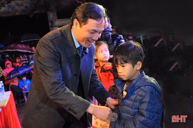 BIDV Hà Tĩnh trao tặng 66 chiếc tivi cho các trường học ở Hương Sơn