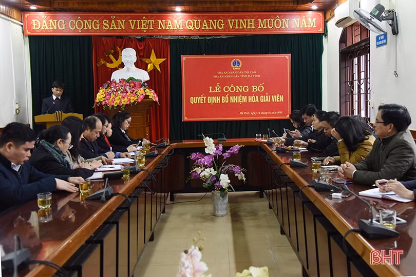 Tòa án nhân dân Hà Tĩnh bổ nhiệm 2 hòa giải viên cấp tỉnh