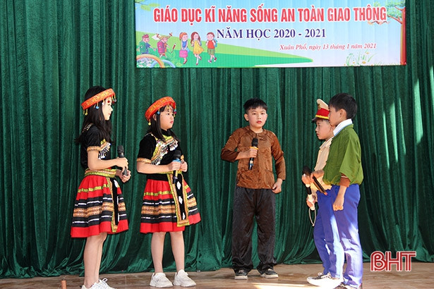 Học sinh Nghi Xuân thi tìm hiểu luật giao thông