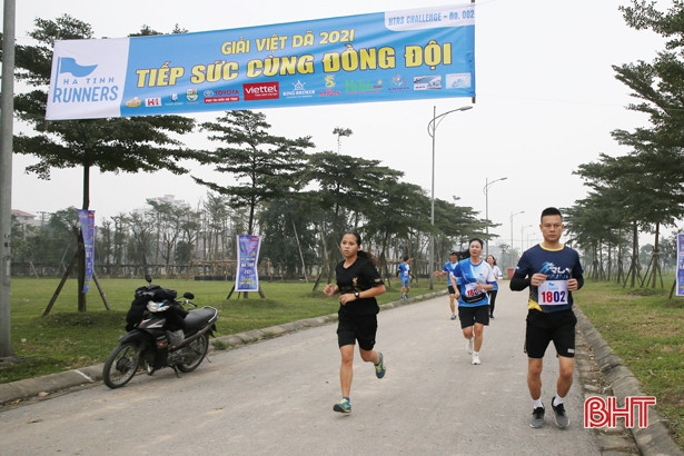 Người dân Hà Tĩnh hưởng ứng ngày hội chạy bộ “Tiếp sức cùng đồng đội”