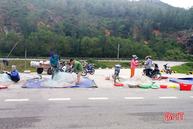 Chợ hải sản tự phát cản trở giao thông trên đường ven biển Hà Tĩnh