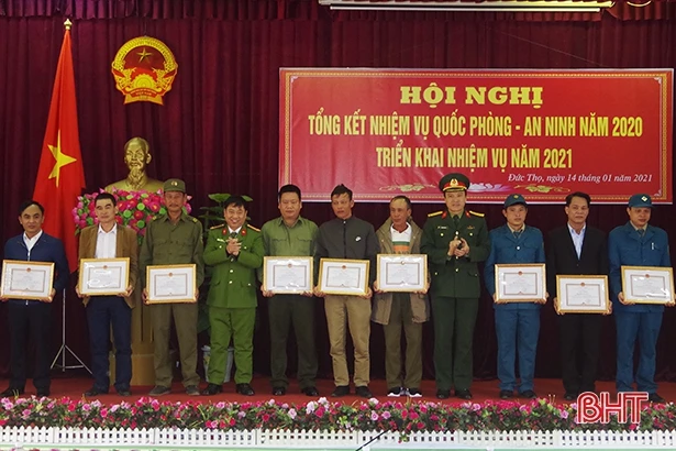 Khen thưởng 35 tập thể, cá nhân xuất sắc trong công tác QPAN ở Đức Thọ