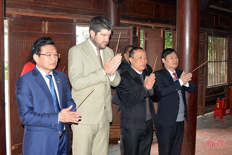 Đoàn công tác UNESCO tham quan các di tích Nguyễn Du và Nguyễn Công Trứ