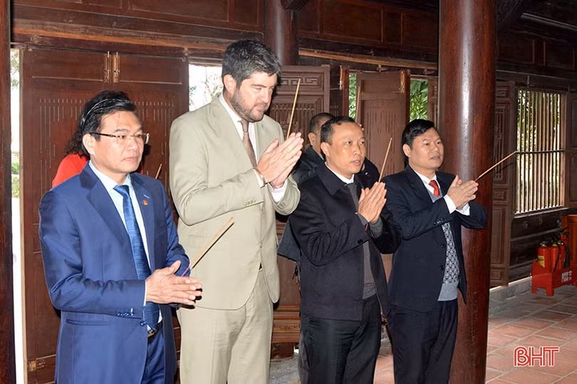 Đoàn công tác UNESCO tham quan các di tích Nguyễn Du và Nguyễn Công Trứ