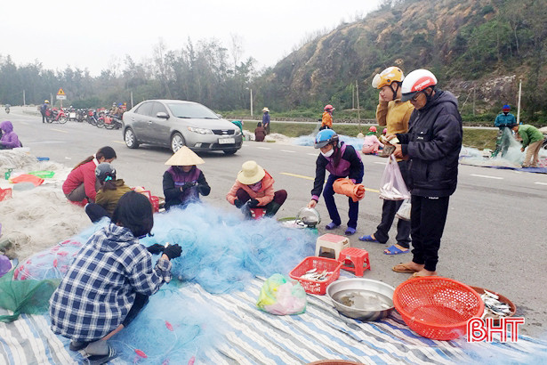 Chợ hải sản tự phát cản trở giao thông trên đường ven biển Hà Tĩnh