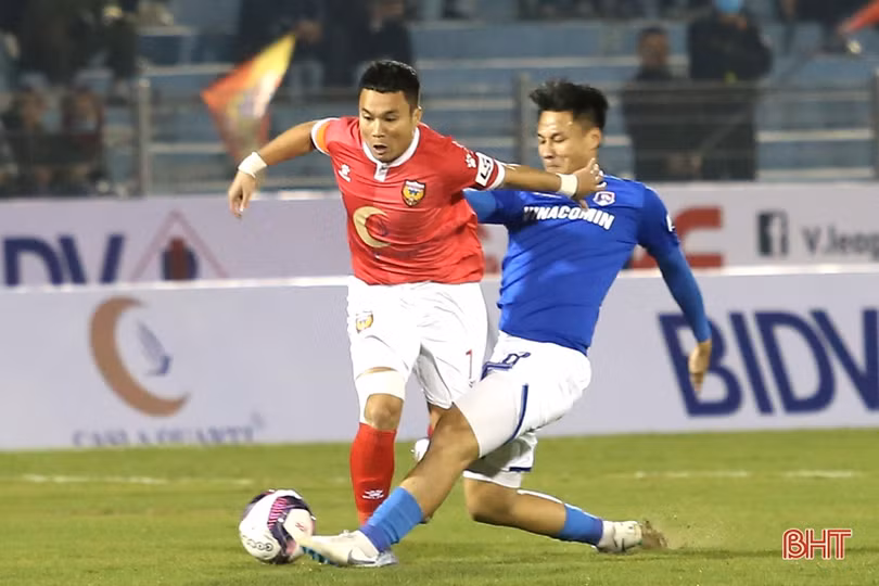 Đá hỏng 2 quả penalty, HLHT trắng tay trên sân nhà trước Than Quảng Ninh