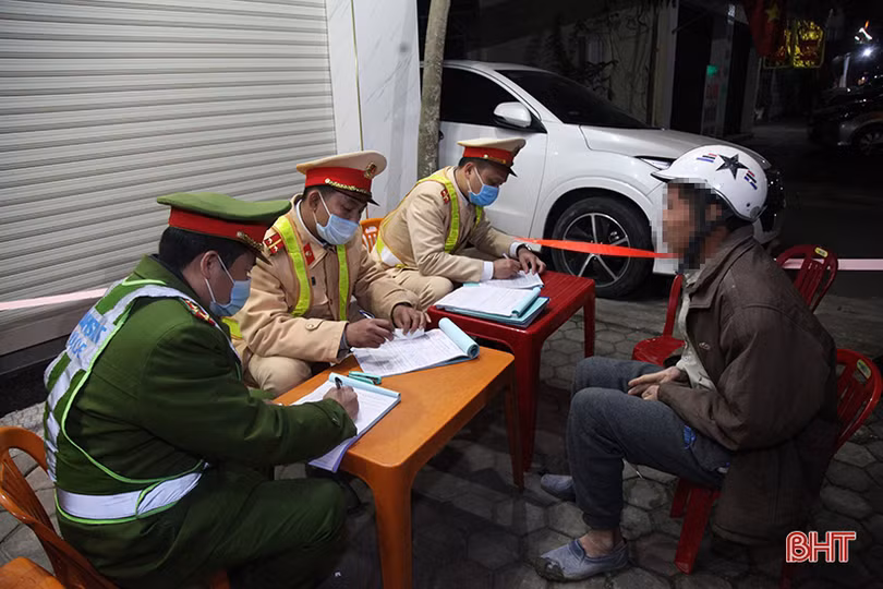 CSGT Hà Tĩnh ứng phó ra sao khi có người lập nhóm báo chốt đo nồng độ cồn?